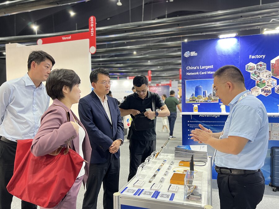 通州區(qū)副區(qū)長林正航一行在光潤通科技GITEX展位前聽取介紹 通州區(qū)副區(qū)長林正航一行在光潤通科技GITEX展位前聽取介紹