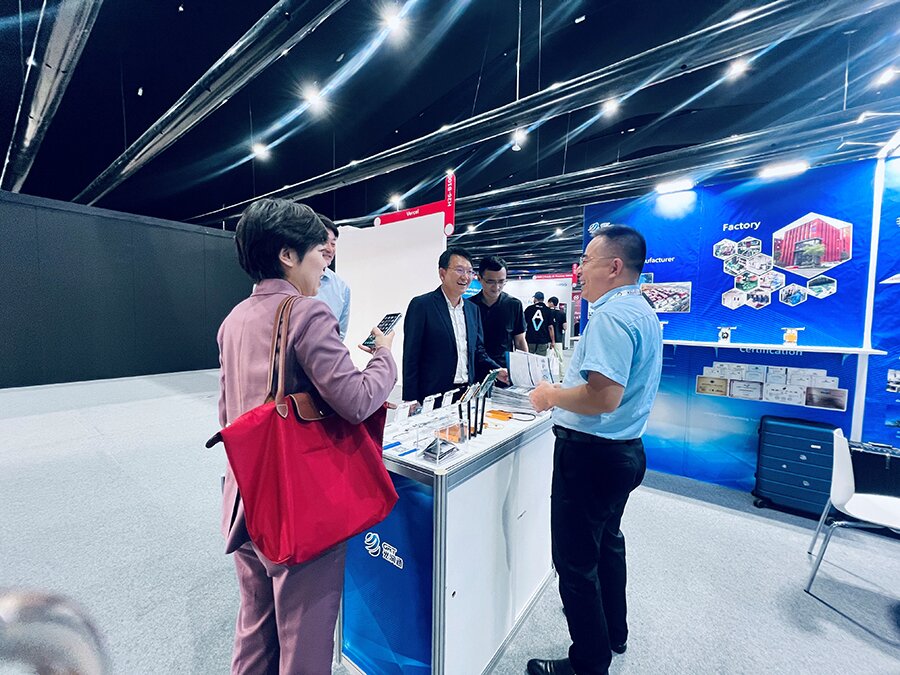 通州區(qū)副區(qū)長林正航一行在光潤通科技GITEX展位前聽取介紹 通州區(qū)副區(qū)長林正航一行在光潤通科技GITEX展位前聽取介紹